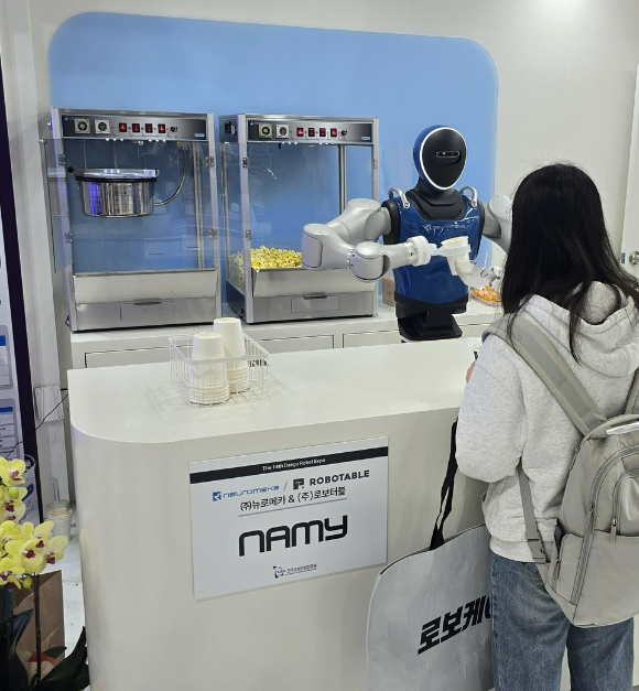 로보터블이 대구 국제로봇산업전&middot;FIX 2025에 참가해 뉴로메카 휴머노이드 나미를 활용한 팝콘 제공 서비스 시연으로 눈길을 모았다. [사진=로보터블]