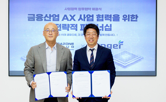 21일 서울 여의도 핑거 본사에서 메가존클라우드 염동훈 대표(왼쪽)와 핑거 안인주 대표가 '금융 사업 AX 사업 협력을 위한 전략적 파트너십'을 체결한 뒤 기념촬영을 하고 있다. [사진=메가존클라우드]