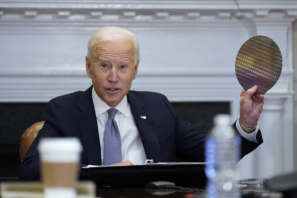 조 바이든 미국 대통령이 지난 4월 열린 반도체 화상회의에 참가한 모습.  [사진=AP/뉴시스]