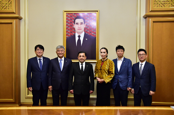 정원주 회장이 지난달 27일 바이무랏 안나맘메도브 투르크메니스탄 건설&middot;전력&middot;생산담당 부총리를 예방하고 기념 촬영을 하고 있다. [사진=대우건설]