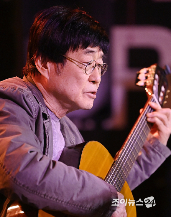 가수 김창완이 27일 서울 종로구 팡타개러지에서 열린 김창완밴드 싱글 'Seventy' 발매 기자간담회에서 무대를 선보이고 있다. [사진=곽영래 기자]