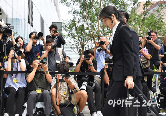 윤석열 전 대통령의 부인 김건희 여사가 6일 서울 종로구에 마련된 김건희 특검팀(특별검사 민중기) 사무실에 조사를 받기 위해 피의자 신분으로 출석하고 있다. [사진=곽영래 기자]