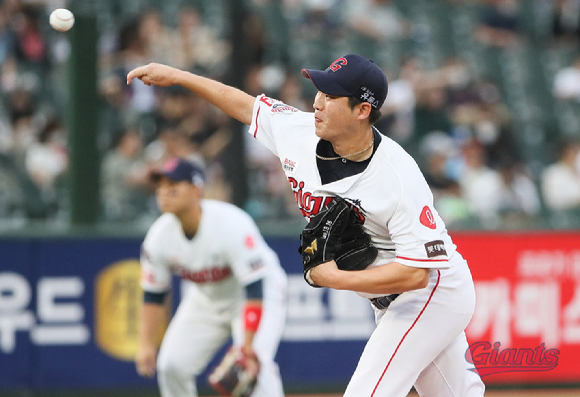 롯데 자이언츠 이인복(투수)가 지난 12일 사직구장에서 열린 한화 이글스와 홈 경기에 선발 등판해 역투하고 있다. [사진=롯데 자이언츠]