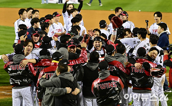 LG는 13일 잠실구장에서 벌어진 2023 신한은행 쏠 KBO KS 5차전에서 KT 위즈를 상대로 6-2로 승리를 거두고 29년 만에 한국시리즈 제패를 했다. 우승을 거둔 선수들이 기뻐하고 있다. [사진=곽영래 기자]