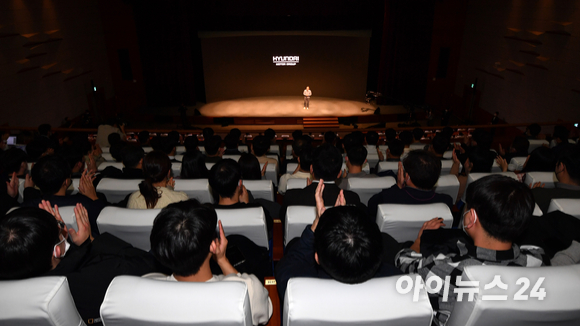 정의선 현대자동차그룹 회장이 3일 오전 경기도 화성시 현대기아자동차남양기술연구소에서 열린 2023 현대차그룹 신년회에서 신년사를 하고 있다. [사진=김성진 기자]