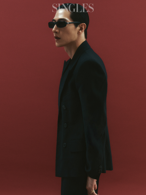 배우 노상현이 화보 촬영에서 포즈를 취하고 있다. [사진=싱글즈]