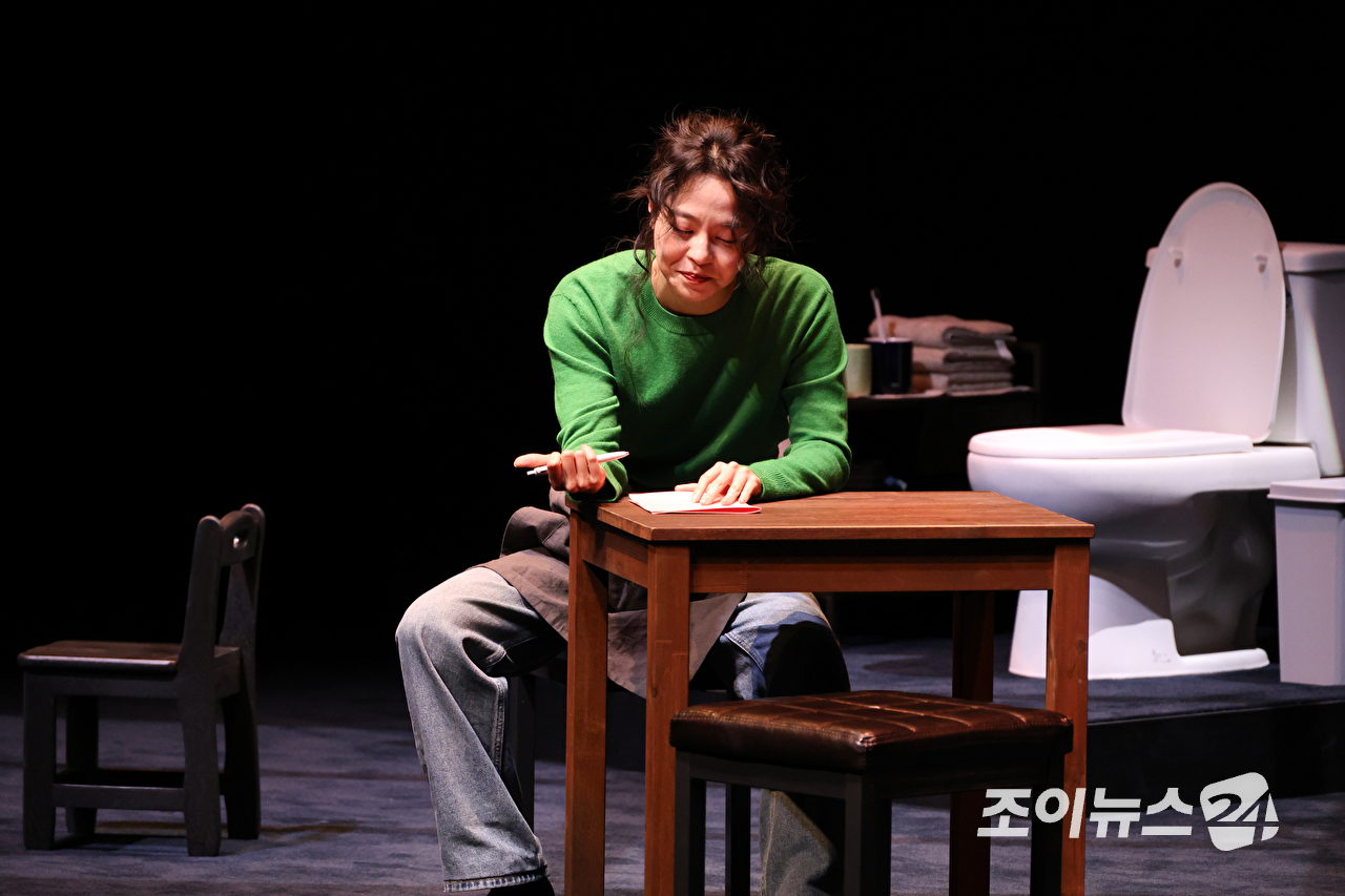 배우 김주연이 23일 오후 서울 종로구 연지동 두산아트센터 연강홀에서 진행된 연극 '플리백' 프레스콜에 참석해 열연을 펼치고 있다. [사진=문수지 기자]