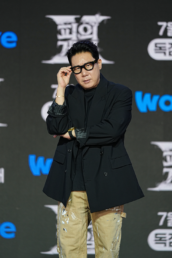 이상민이 '피의 게임X' 제작발표회에서 포즈를 취하고 있다. [사진=웨이브]