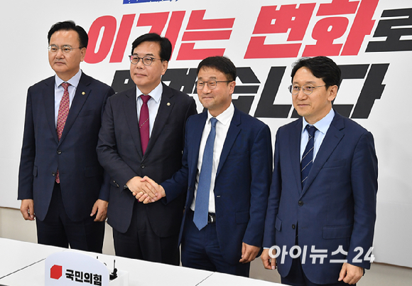 국민의힘 송언석 원내대표와 더불어민주당 한병도 원내대표가 14일 서울 여의도 국회에서 여야 원내대표 회동에서 기념촬영을 하고 있다. [사진=곽영래 기자]