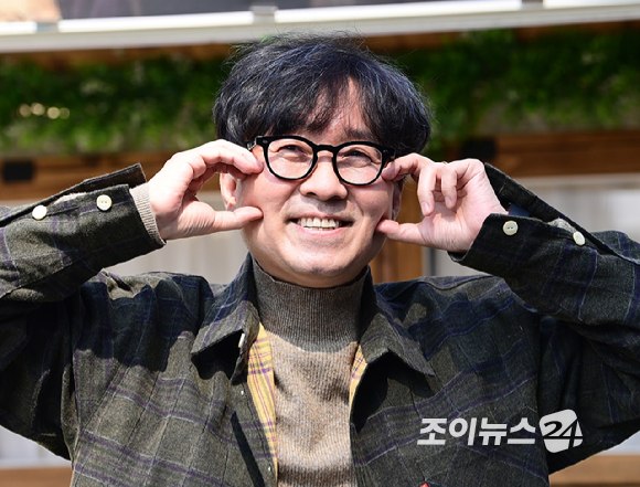 '천만 감독' 장항준 감독이 12일 오후 서울 중구 프레스센터 앞 광장에서 영화 '왕과 사는 남자' 흥행 감사 커피차 이벤트를 진행하고 있다. [사진=정소희 기자]