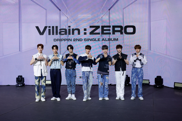 그룹 드리핀이 15일 서울 용산구 블루스퀘어 마스터카드홀에서 열린 두번째 싱글 '빌런 : 제로' 발매 기념 온라인 쇼케이스에서 포즈를 취하고 있다. [사진=울림엔터테인먼트]