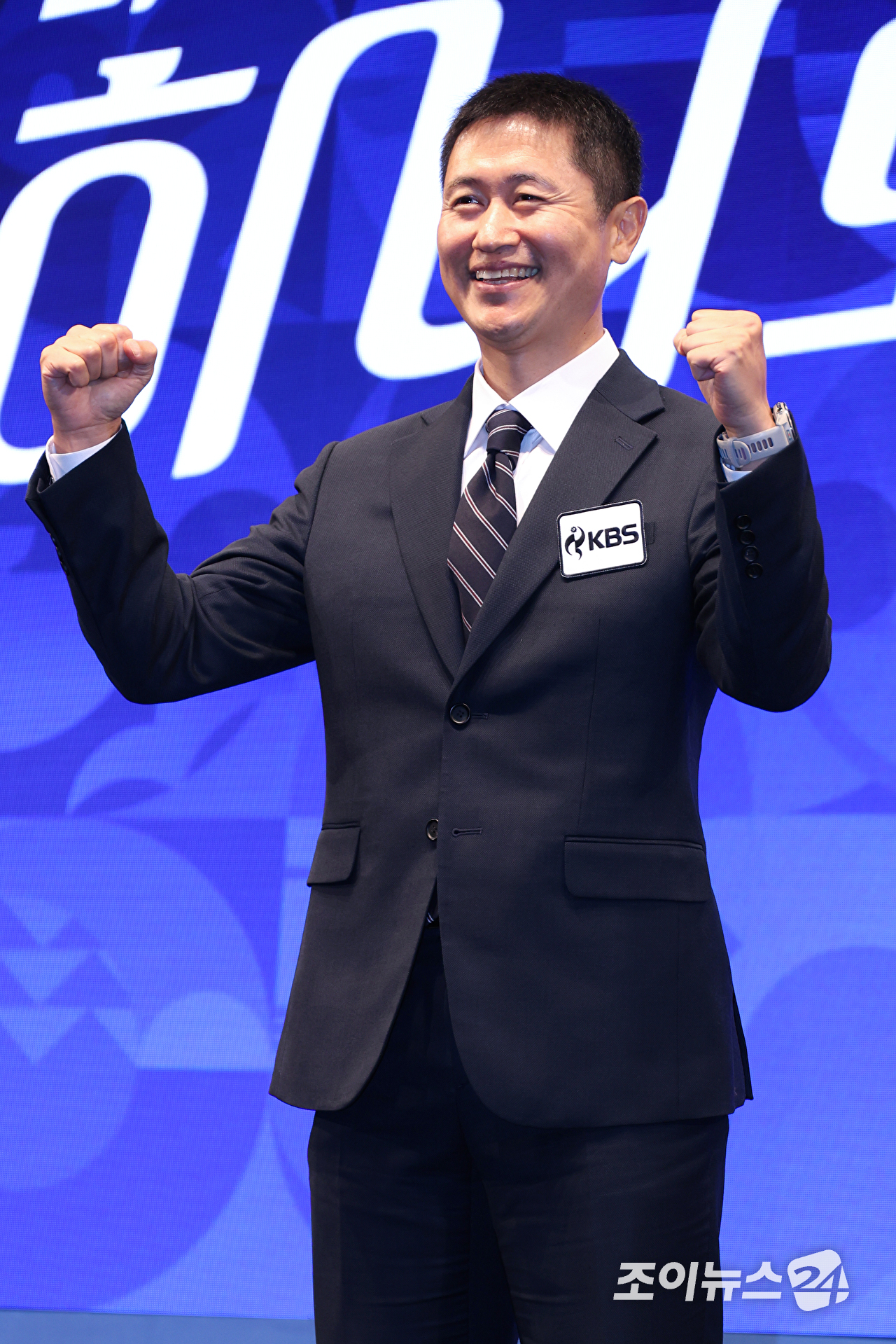 이영표 해설위원이 28일 오후 서울 영등포구 여의도동 KBS아트홀에서 진행된 '2026 아이치-나고야 아시안게임' 제작발표회에 참석해 포즈를 취하고 있다. [사진=문수지 기자]