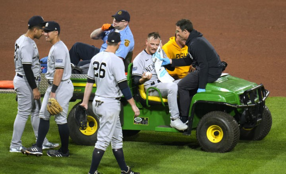 MLB 뉴욕 양키스 좌완 앤서니 미시에워츠가 6회말 배지환 타구에 머리를 맞았다. 미시에워츠는 응급 처치 후 불펜카를 타고 팀 트레이너와 함께 그라운드를 빠져 나가고 있다. [사진=뉴시스]