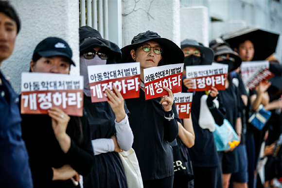 지난 8월 5일 오후 서울 종로구 정부서울청사 앞에서 열린 서이초 교사 추모 및 공교육 정상화 촉구 집회에 참석한 전국의 교사들이 피켓을 들고 구호를 외치고 있다. [사진=뉴시스]