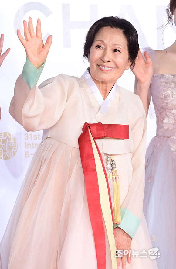 '여전히 찬란하게' 배우 김혜자가 6일 부산 해운대구 영화의전당에서 열린 제31회 부산국제영화제 개막식 레드카펫 행사에 참석하고 있다. [사진=정소희 기자]