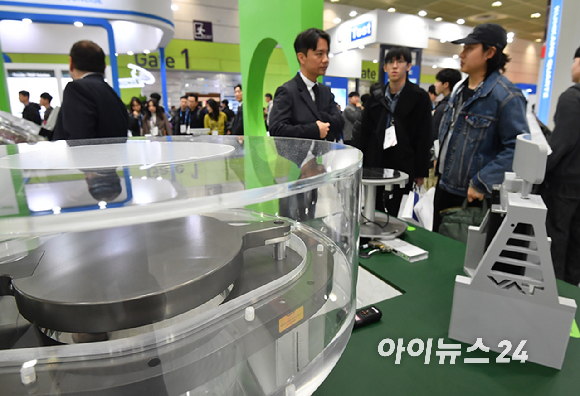 송재혁 삼성전자 디바이스솔루션(DS) 부문 최고기술책임자(CTO) 사장이 11일 서울 강남구 코엑스에서 열린 세미콘 코리아 2026에서 기조 강연을 하고 있다. [사진=곽영래 기자]