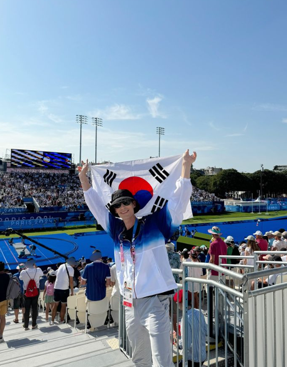 파비앙이 태극기를 들고 한국 남자 양궁 대표팀의 단체전 금메달을 축하하고 있다. [사진=파비앙 SNS]