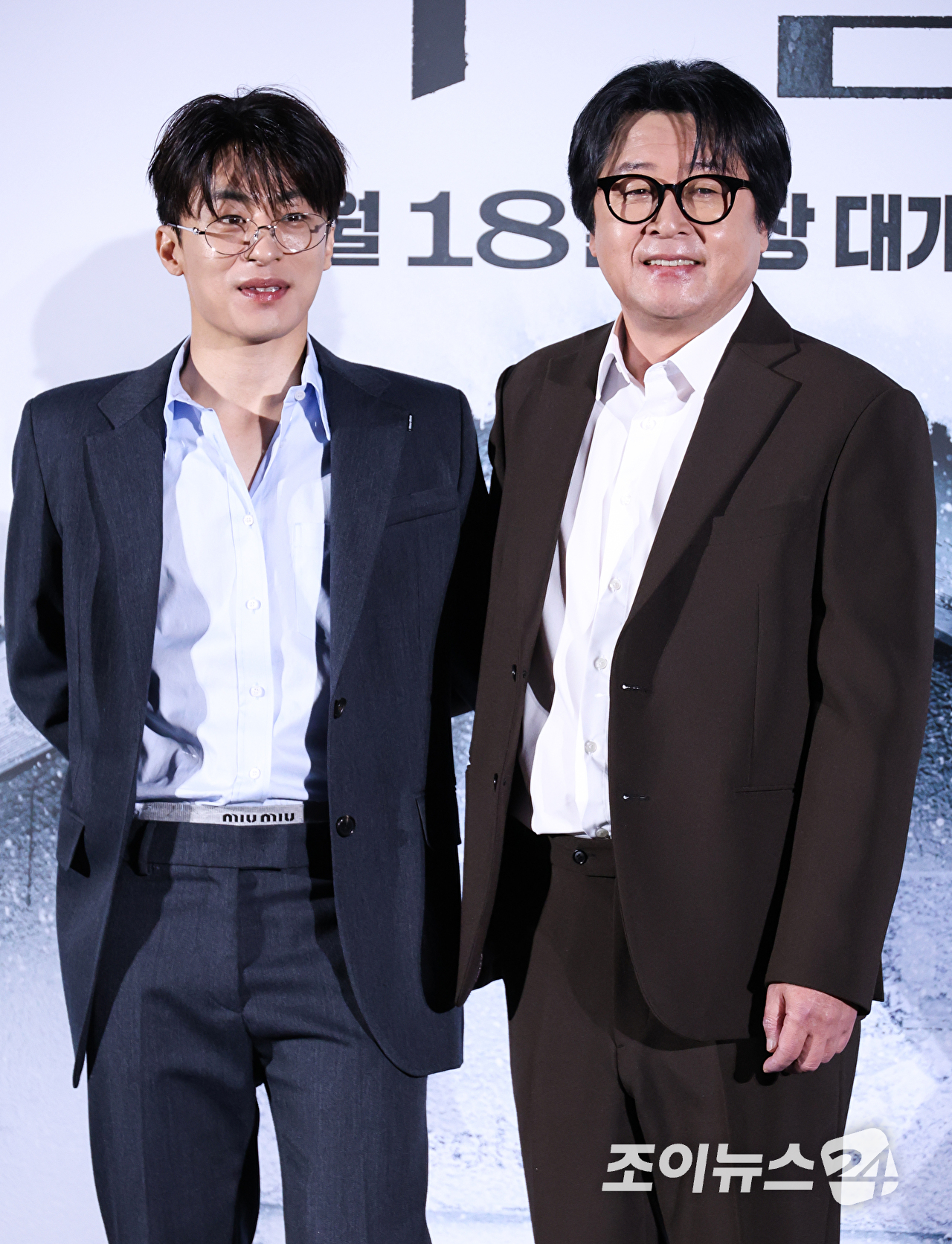 배우 구교환, 김윤석이 30일 오전 서울 용산구 CGV 용산아이파크몰점에서 진행된 영화 '폭설'(감독 홍의정, 박선우) 제작보고회에 참석해 포즈를 취하고 있다. [사진=문수지 기자]