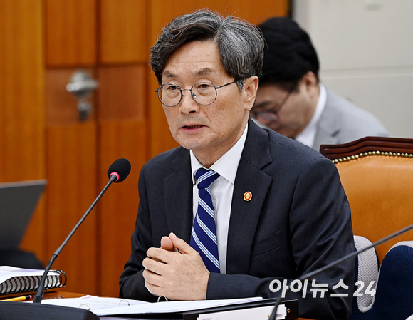 정일연 국민권익위원장이 21일 서울 여의도 국회에서 열린 정무위원회 종합국정감사(국무조정실 등)에서 의원 질의에 답변하고 있다. [사진=곽영래 기자]