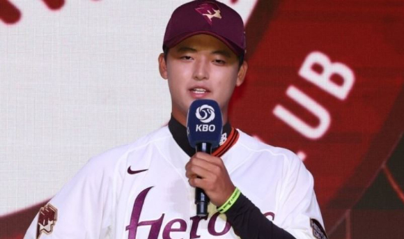 지난해 9월 17일 서울 송파구 롯데호텔 월드에서 열린 2026 KBO 신인 드래프트에서 키움 히어로즈에 1라운드 1순위 지명을 받은 천안북일고 오른손 투수 박준현이 소감을 말하고 있다. [사진=연합뉴스]