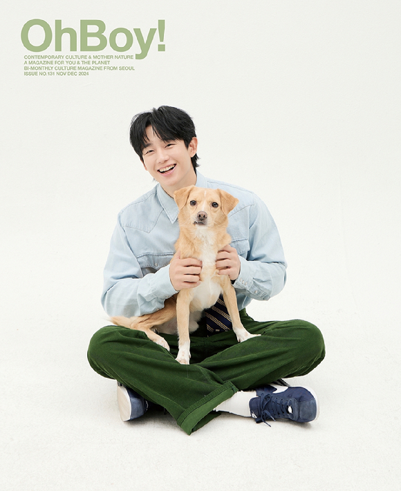 배우 정해인이 화보 촬영에서 포즈를 취하고 있다. [사진=오보이]