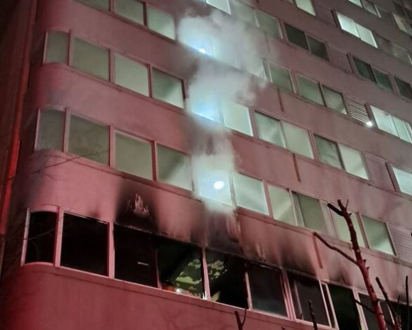 경기도 군포 한 고층 아파트에서 불이 나 70대 남성 1명이 사망했다. 사진은 화재 현장. [사진=경기도소방재난본부]