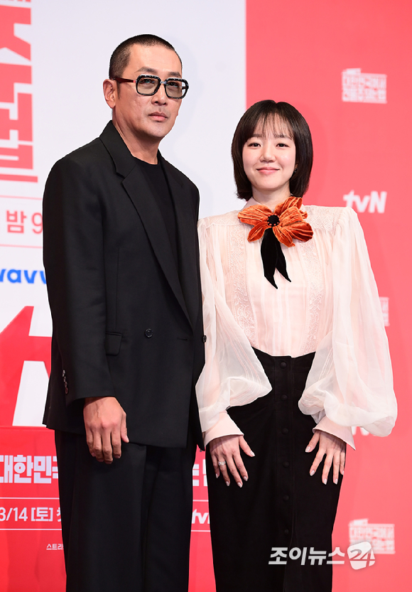 배우 하정우와 임수정이 9일 오후 서울 구로구 신도림동 더링크서울 트리뷰트포트폴리오 호텔에서 열린 tvN 새 토일드라마 '대한민국에서 건물주 되는 법' 제작발표회에서 참석하고 있다. [사진=정소희 기자]