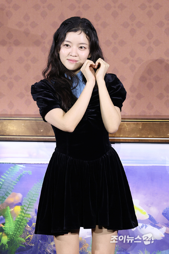 배우 고아성이 12일 오전 서울 강남구 삼성동 메가박스 코엑스점에서 열린 넷플릭스 영화 '파반느'(감독 이종필) 제작보고회에 참석해 포즈를 취하고 있다. [사진=문수지 기자]