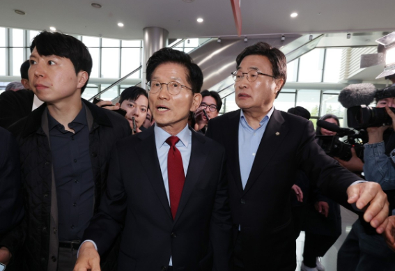 국민의힘 김문수 대선 후보가 6일 아시아태평양경제협력체(APEC) 회의장인 경북 경주시 경주화백컨벤션센터에서 후보 일정을 중단하고 서울로 올라가 현안 문제에 대한 대책을 마련하겠다고 밝힌 뒤 회의장을 떠나고 있다. 오른쪽은 초선·재선 대표인 김대식 의원. [사진=연합뉴스]