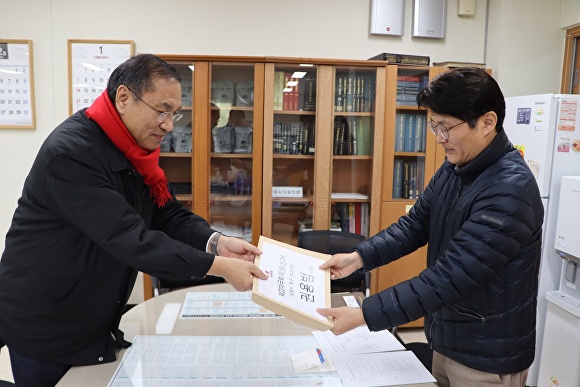 27일 권용범 전 대구미래대학 학장(왼쪽)이 포항시 북구 국회의원 예비후보 등록을 하고 있다. [사진=권용범 전 경북미래대학 학장]