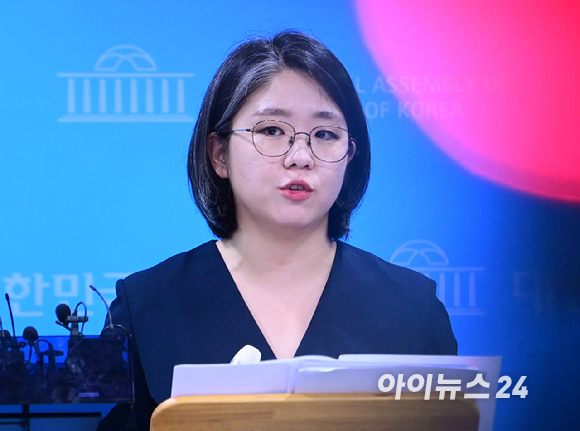용혜인 성평등가족부 장관 후보자가 10일 서울 여의도 국회 소통관에서 입장 발표 기자회견을 마치고 질의응답을 하고 있다. [사진=정소희 기자]