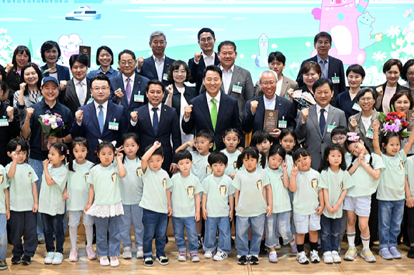 오세훈 서울시장이 5일 서울시청에서 열린 '2025 서울특별시 환경상 시상식'에서 수상자들과 기념 촬영을 하고 있다. [사진=서울시]