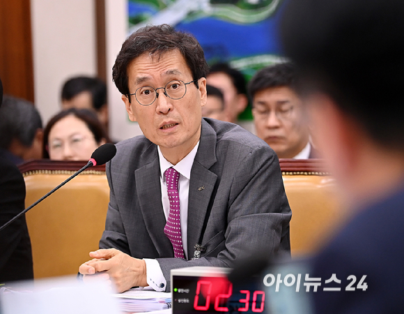 함진규 한국도로공사 사장이 16일 국회 국토교통위원회에서 열린 2025년도 국정감사에서 질의에 답변하고 있다. [사진=곽영래 기자]