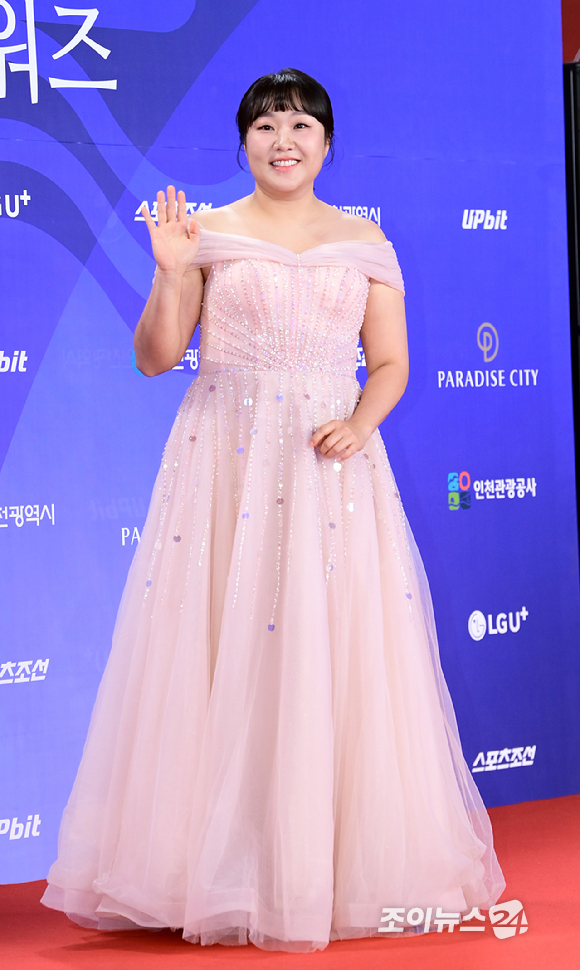 코미디언 이수지가 18일 오후 인천광역시 파라다이스 시티에서 열린 제4회 청룡시리즈어워즈 레드카펫 행사에 참석하고 있다. [사진=정소희 기자]