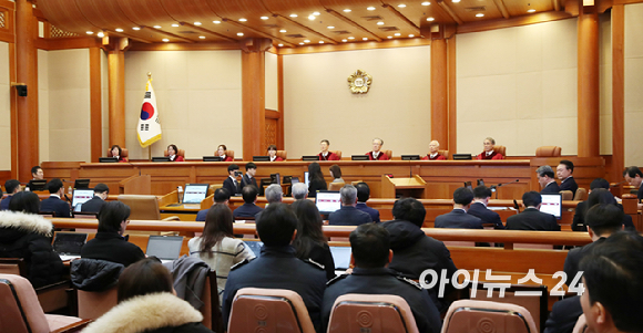 6일 오전 서울 종로구 헌법재판소에서 윤석열 대통령 탄핵심판 6차 변론이 열리고 있다. [사진=사진공동취재단]