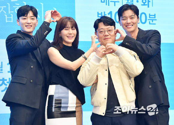 배우 장승조, 김하늘, 이호 감독, 배우 연우진이 18일 오후 서울 구로구 더 세인트에서 열린 KBS2 새 월화 '멱살 한번 잡힙시다' 제작발표회에서 포토타임을 갖고 있다. [사진=곽영래 기자]