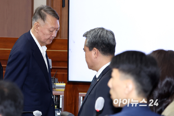 윤석열 전 대통령이 26일 서울 서초구 서울중앙지법에서 열린 특수공무집행방해, 직권남용 권리행사방해 등 혐의 사건 첫 공판에 출석하고 있다. [사진=사진공동취재단]