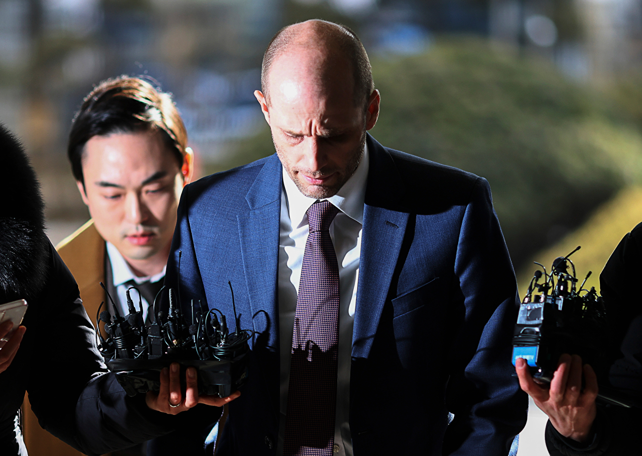 쿠팡의 대규모 개인정보 유출 사태에 대해 '셀프 조사'로 증거를 인멸한 혐의를 받는 해롤드 로저스 쿠팡 한국 임시 대표가 피의자 신분으로 조사를 받기 위해 30일 서울경찰청으로 출석하고 있다. 2026.1.30 [사진=연합뉴스]