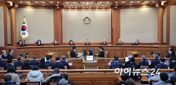 문형배 헌법재판소장 권한대행과 재판관들이 13일 서울 종로구 헌법재판소에서 열린 '윤석열 대통령 탄핵심판 8차 변론'에 입장해 자리하고 있다. [사진=사진공동취재단]