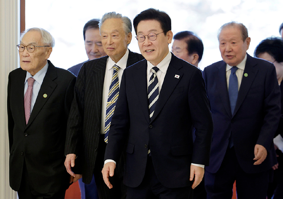 이재명 대통령이 25일 청와대에서 열린 더불어민주당 상임고문단 오찬 간담회에 참석자들과 입장하고 있다. 2026.2.25 [사진=연합뉴스]