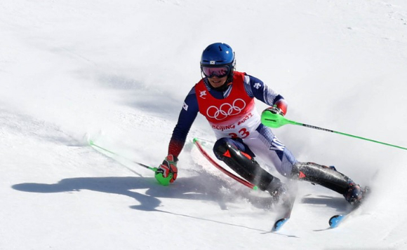 16일 중국 베이징 옌칭 국립 알파인 스키센터에서 열린 2022 베이징동계올림픽 알파인스키 남자 회전 2차 시기에 출전한 한국 정동현(하이원)이 질주하고 있다. [사진=뉴시스]