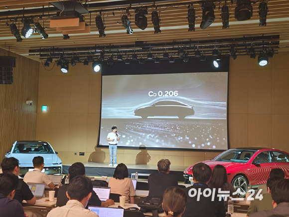 현대차 연구원이 28일 경기도 고양 현대모터스튜디오 고양에서 열린 '더 뉴 아이오닉 6 테크토크' 행사에서 차량에 적용된 기술에 대해 설명하고 있다. [사진=김종성 기자]