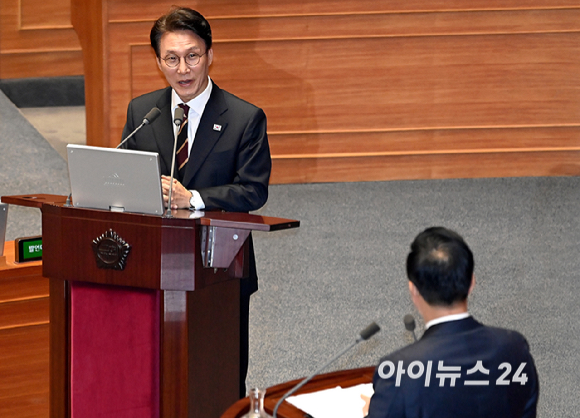 김민석 국무총리가 15일 서울 여의도 국회에서 열린 본회의에서 '정치' 분야 관련 대정부질문에서 더불어민주당 박성준 의원의 질의에 답변하고 있다. [사진=곽영래 기자]