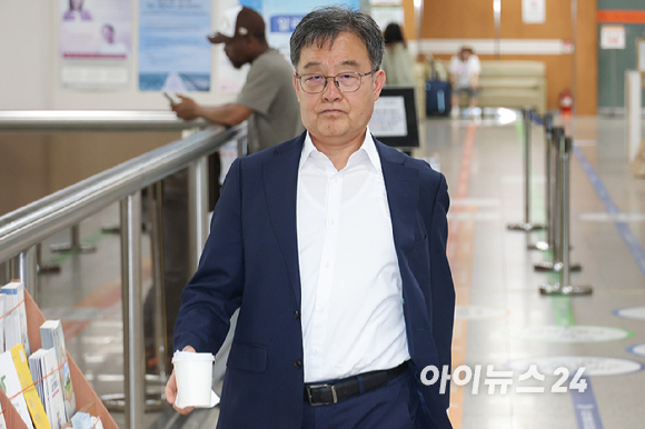 배임증재 혐의를 받는 김만배 화천대유자산관리 대주주가 2일 오후 서울 서초구 서울중앙지방법원에서 열린 공판에 출석하고 있다. [사진=사진공동취재단]