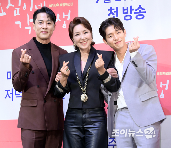 배우 고주원-이휘향-하준이 12일 오후 서울 구로구 신도림동 라마다 서울 신도림에서 열린 KBS2 새 주말 드라마 '효심이네 각자도생'  제작발표회에 참석하고 있다. [사진=정소희 기자]