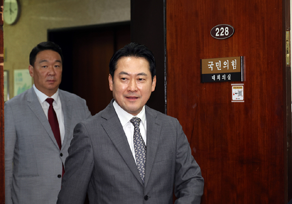 국민의힘 장동혁 대표가 5일 서울 여의도 국회에서 조셉 윤 주한 미국대사대리를 만나러 가고 있다. 2025.9.5 [사진=연합뉴스]