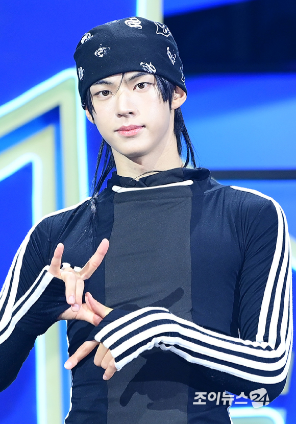 그룹 투어스 도훈이 13일 오후 서울 광진구 예스24라이브홀에서 열린 투어스(TWS) 네 번째 미니앨범 'play hard' 발매 쇼케이스에 참석하고 있다. [사진=정소희 기자]