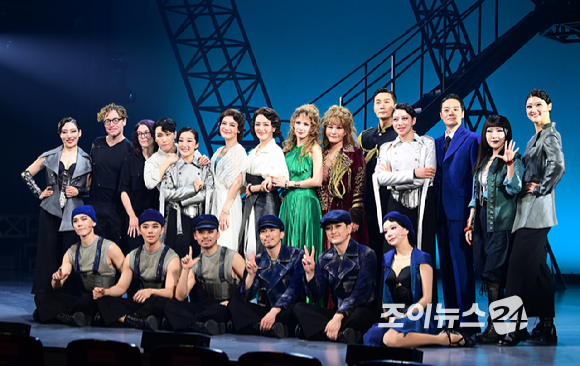 26일 오후 서울 삼성동 코엑스아티움에서 진행된 뮤지컬 '렘피카' 프레스콜에서 배우 김선영, 박혜나, 린아, 손승연, 김우형, 김민철, 조형균, 김혜미 등이 포토타임을 갖고 있다. [사진=정소희 기자]