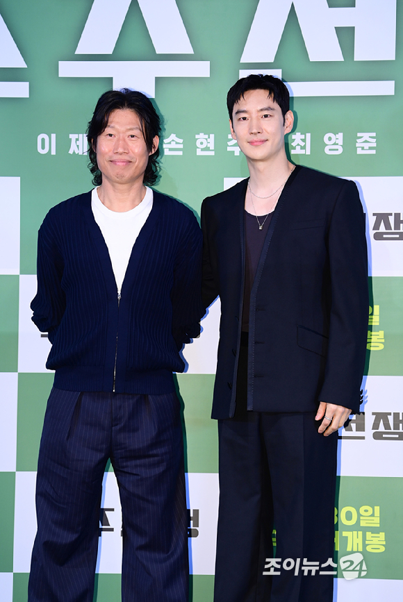 배우 유해진과 이제훈이 29일 오후 서울 용산구 용산 CGV에서 열린 영화 '소주전쟁' 언론시사회에 참석하고 있다. [사진=정소희 기자]