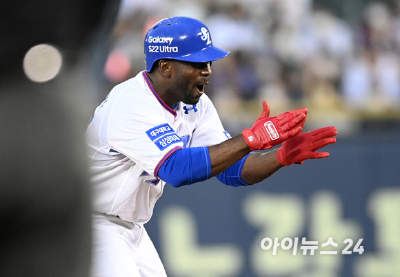 16일 오후 서울 잠실야구장에서 '2022 신한은행 SOL KBO 올스타전' 드림 올스타와 나눔 올스타의 경기가 열렸다. 드림 올스타 피렐라가 1회말 무사 2루타를 친 후 박수를 치고 있다. [사진=김성진 기자]